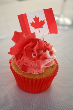 canada-flag-red-white-cupcakes